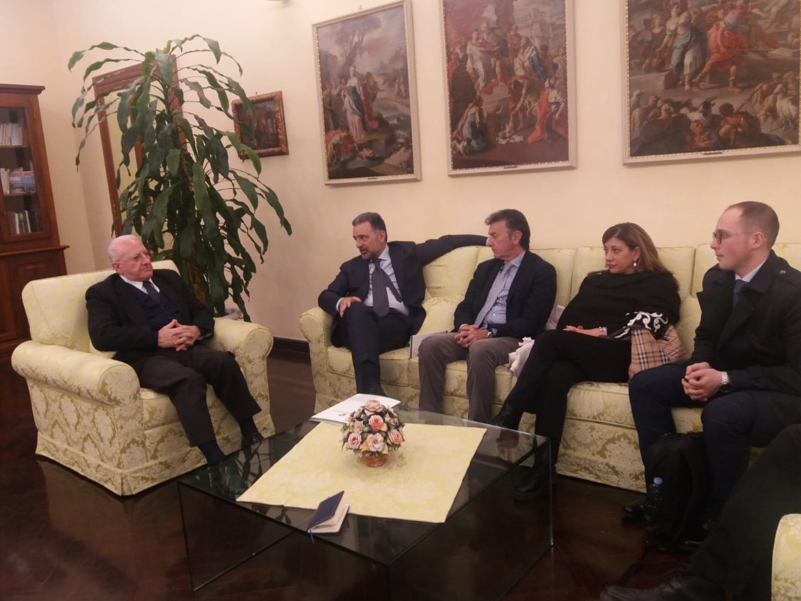 De Luca incontra i farmacisti: “Sono con voi”.