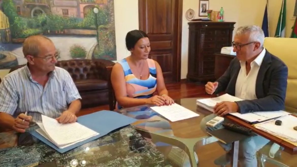 Le auto al posto dei camion carichi di pomodoro per la Cirio