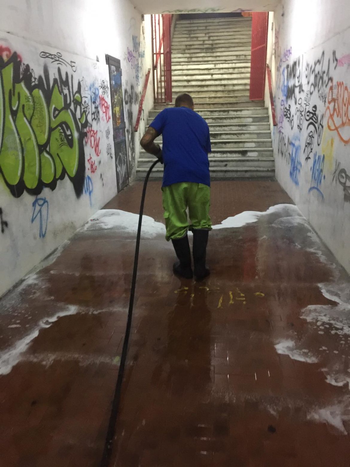 Primo giorno di scuola con i sottopassaggi puliti. All’alba squadre di operai hanno lavato i tunnel.