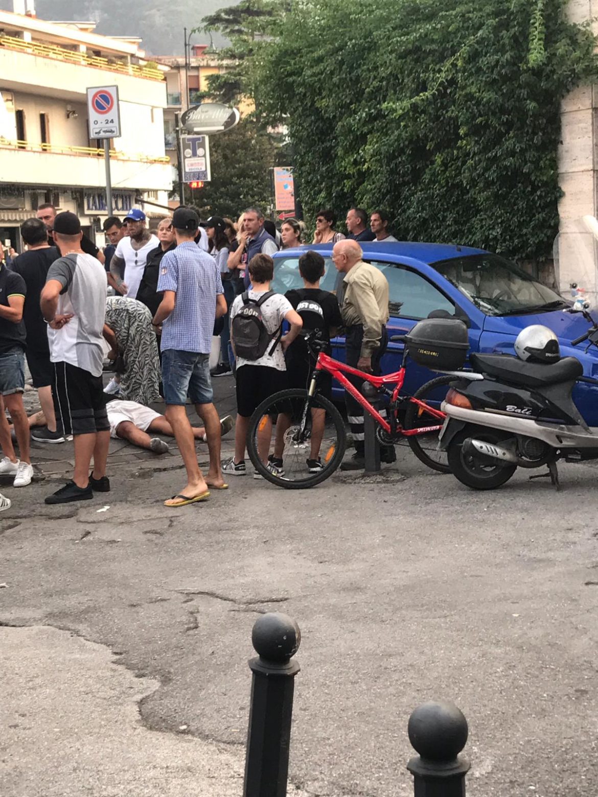 Rissa in strada tra fratelli, un ferito