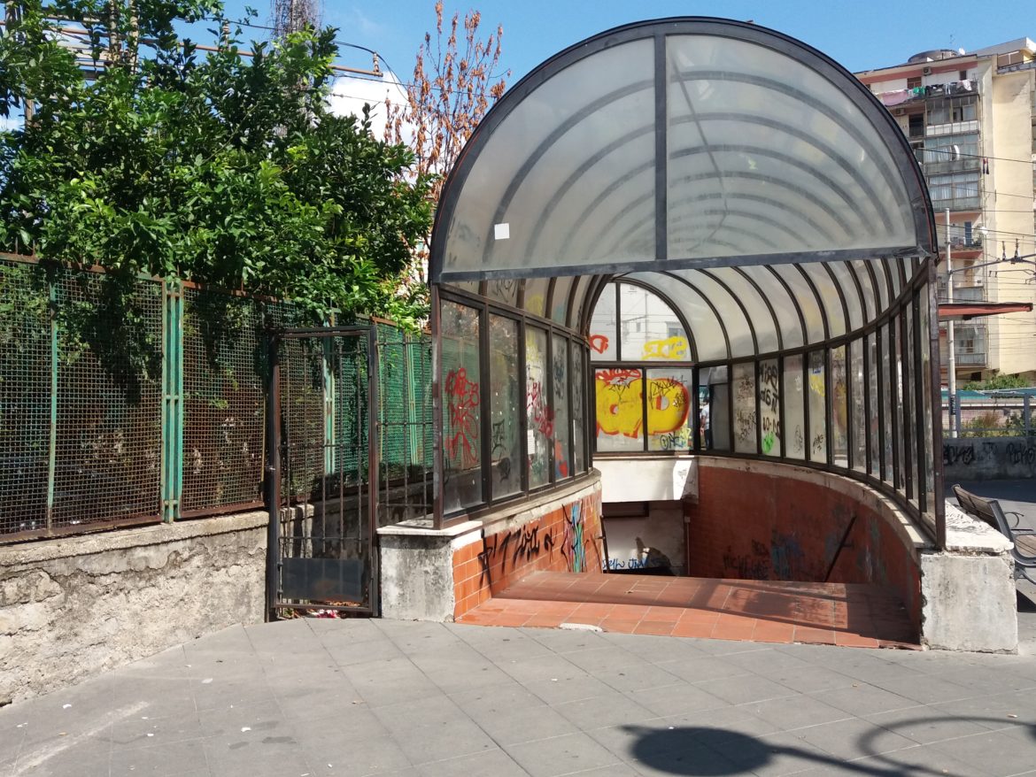 Sottopassi sporchi “si puliscano almeno domani che i bambini torneranno a scuola”