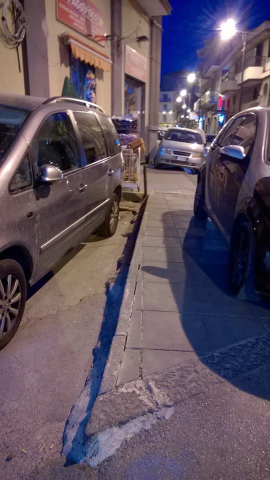 auto su marciapiedi
