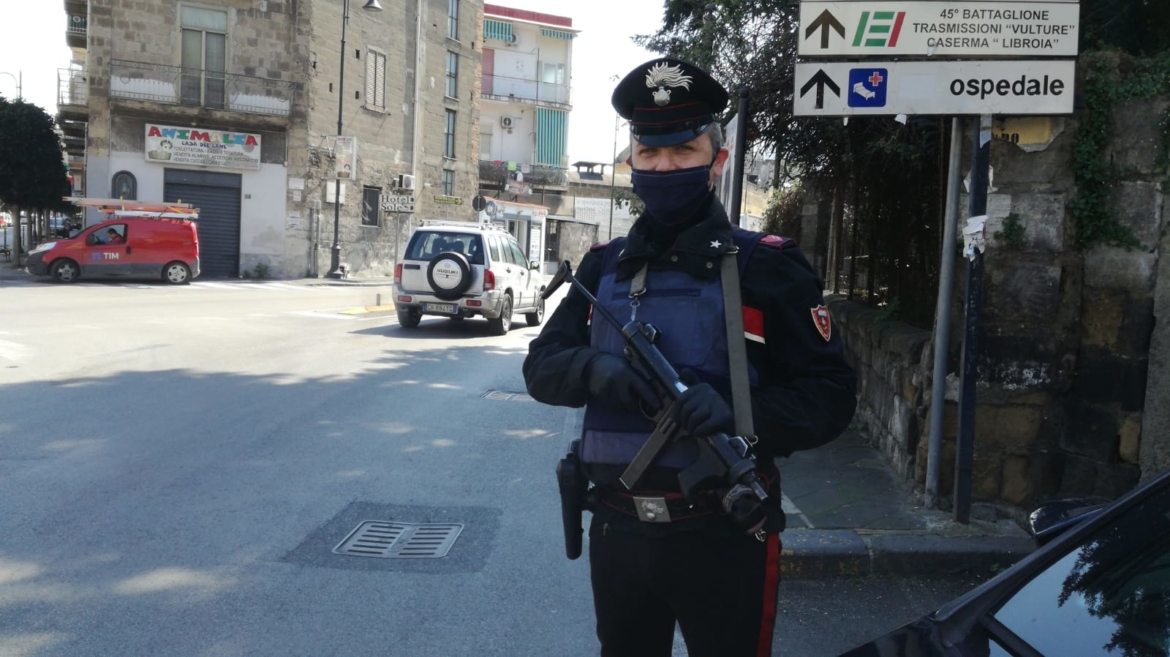Carabiniere posto di blocco