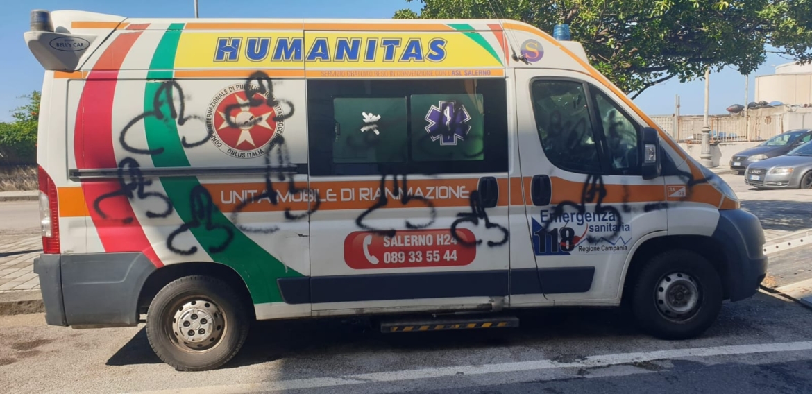 Ambulanza Humanitas vandali