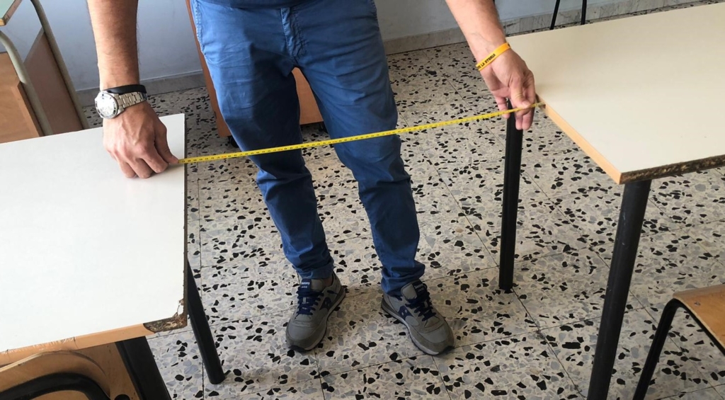 Aula-distanza-un metro banchi-