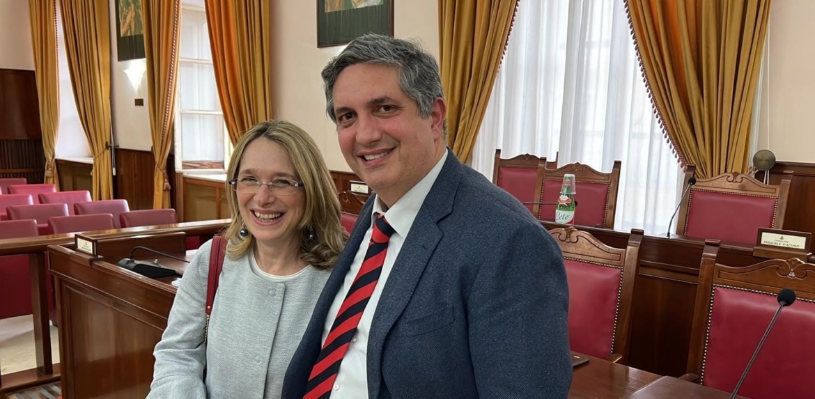 Torquato e quel bacio alla moglie che è già virale