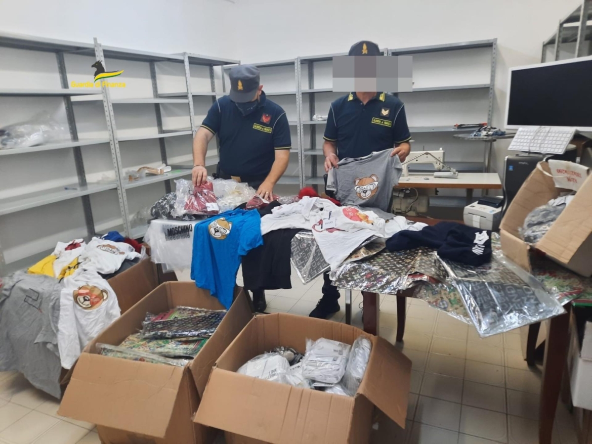 Pagani, scoperta la centrale del falso