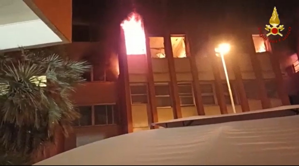 Ospedale in fiamme, terrore a Scafati