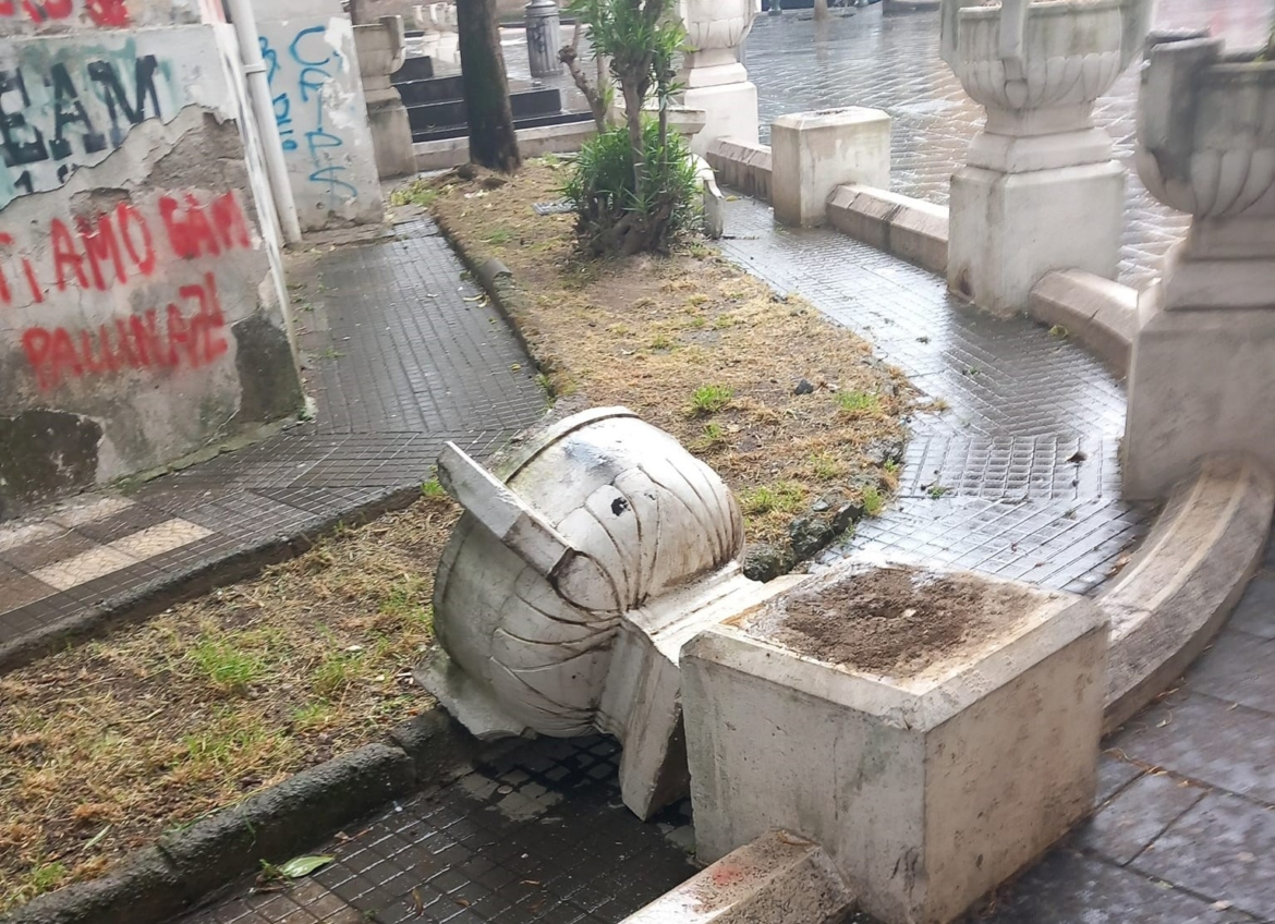 Vandali al liceo Vico, distrutte le anfore