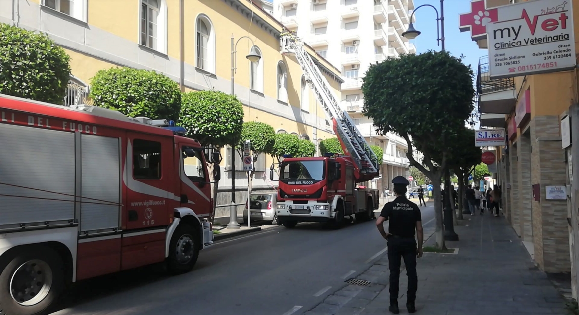 Calcinacci dal municipio, arrivano i pompieri