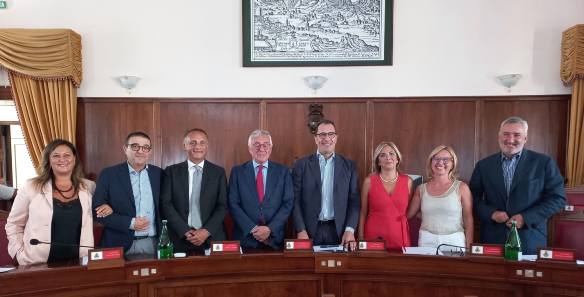 Si della Regione al Distretto del commercio