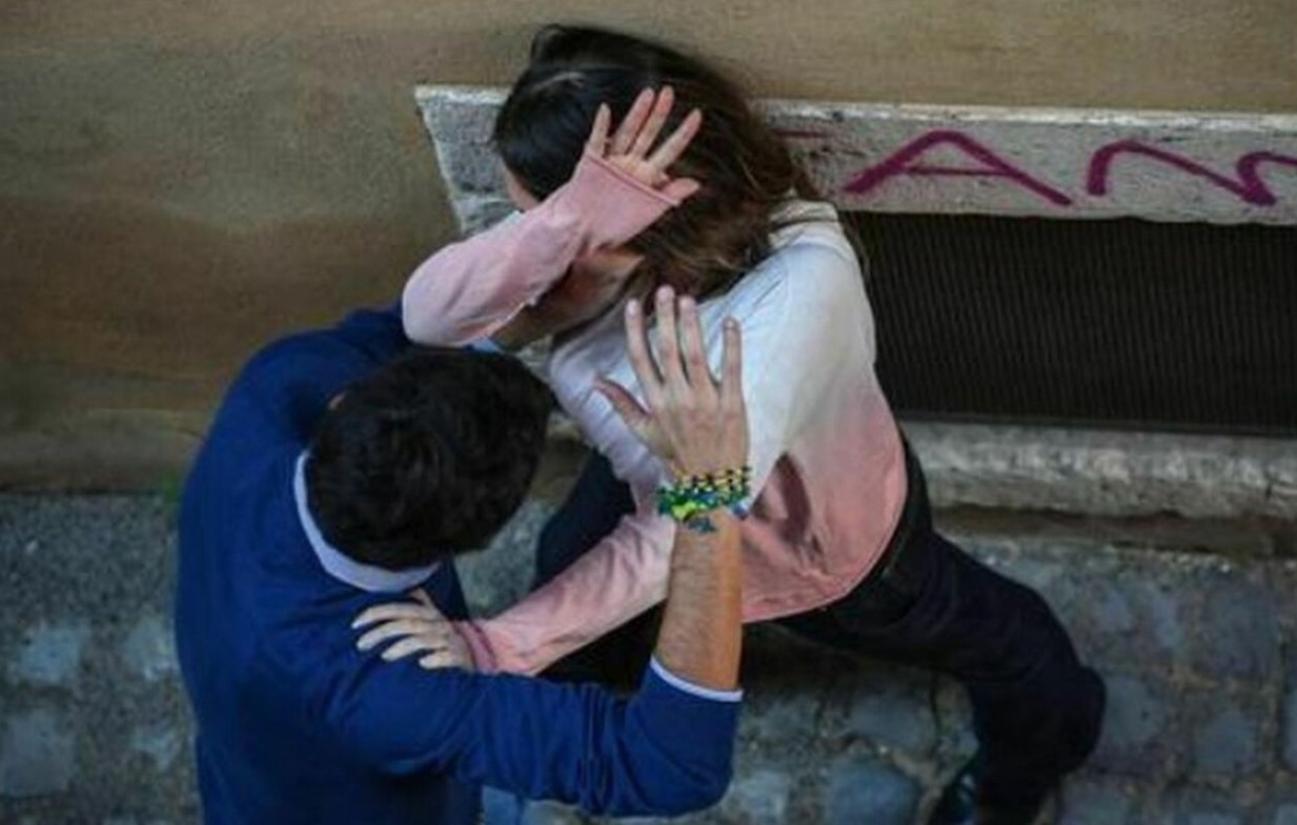 Accoltellata davanti ai figli