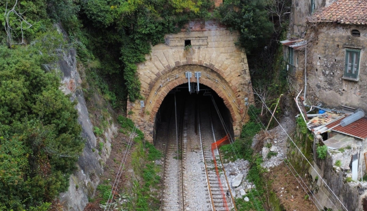 Linea storica Napoli Salerno, odissea senza fine