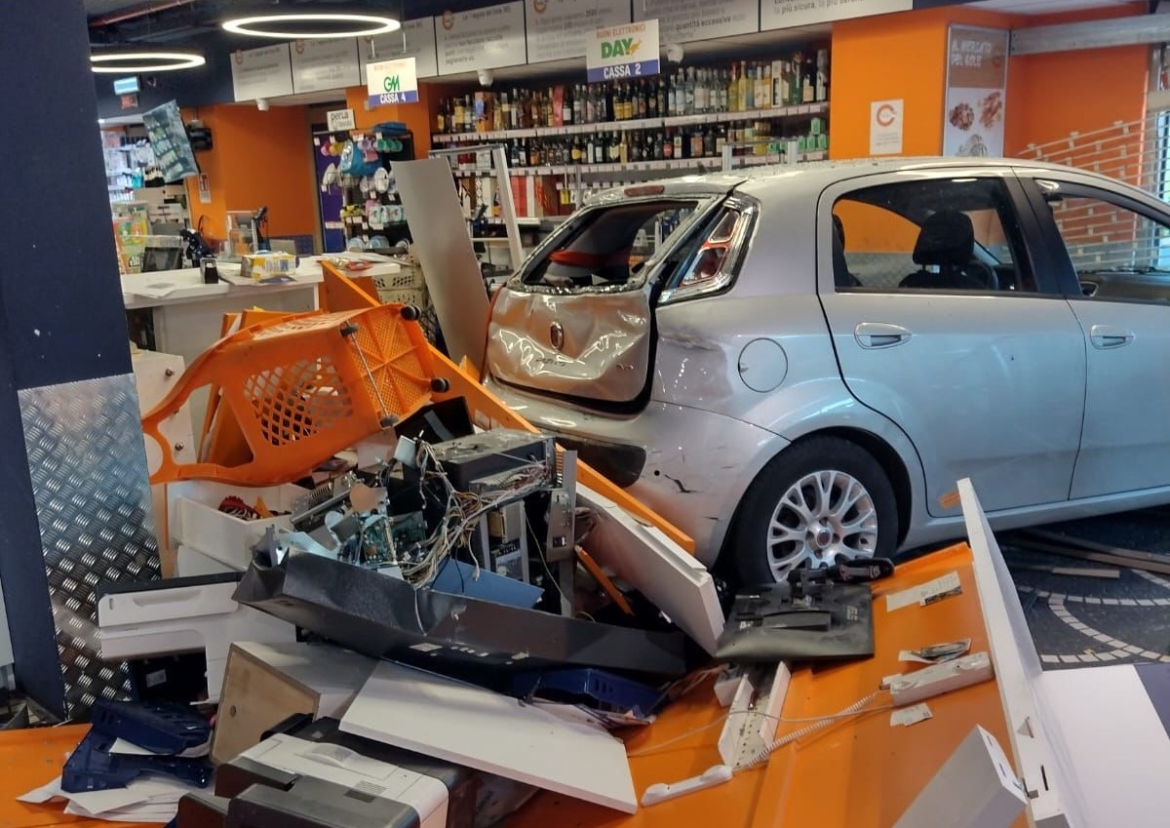 Pagani, auto ariete per rubare nel supermercato