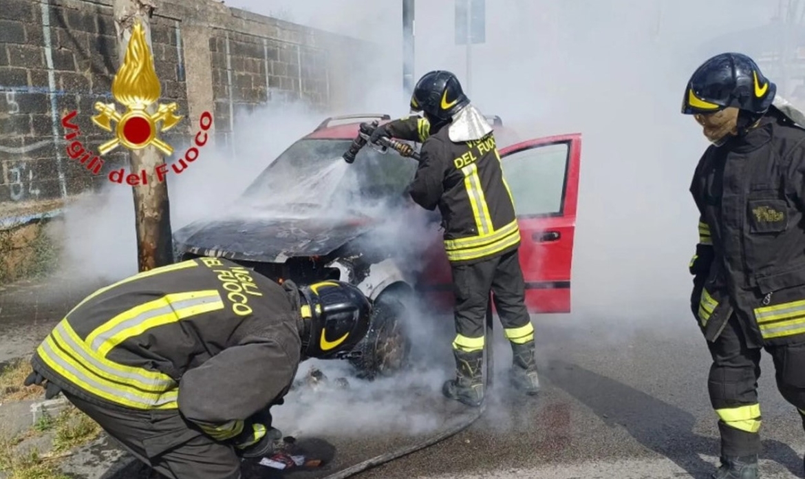 Nocera, Panda in fiamme, donna si salva