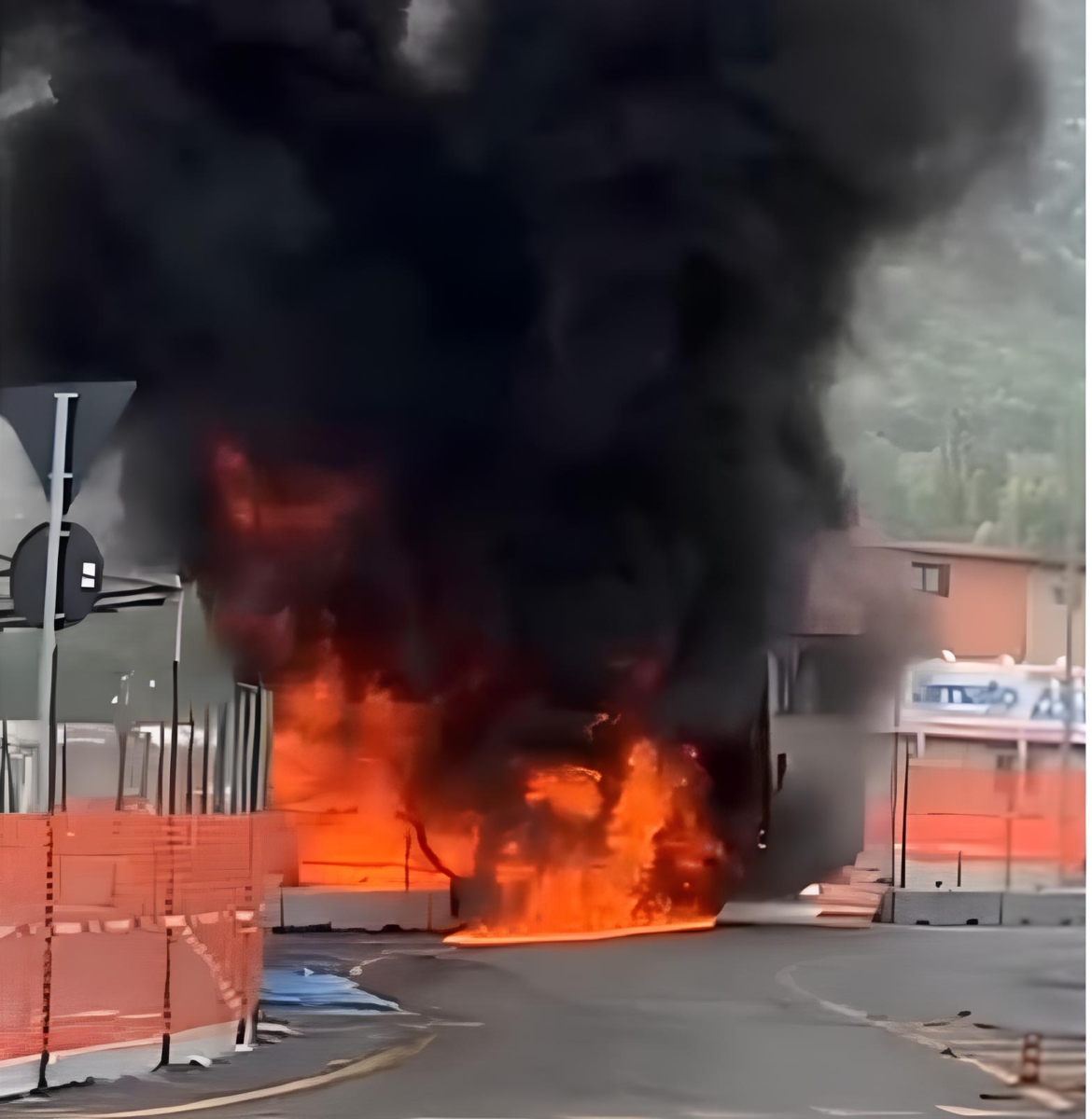 Nocera, furgone prende fuoco allo svincolo dell’A3