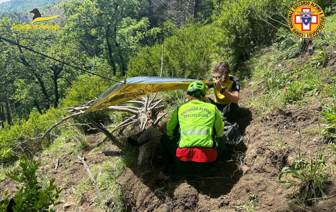 Castel San Giorgio, in cerca di asparagi cade in un dirupo, salvato anziano