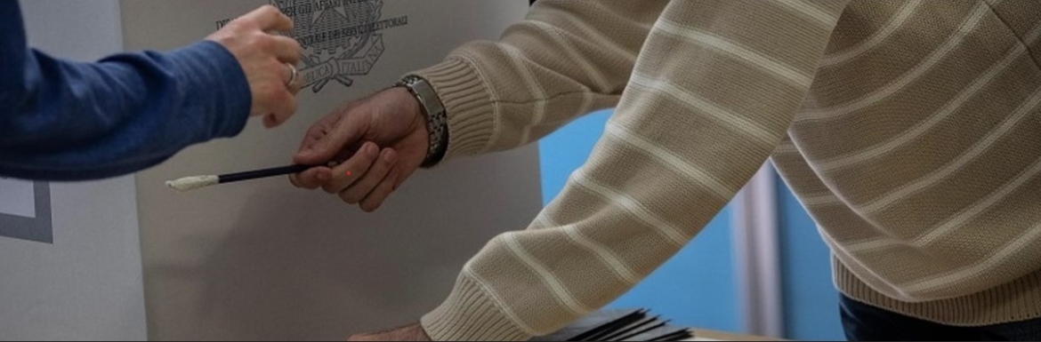 Nocera, vota e porta via la matita “pensavo fosse un regalo”