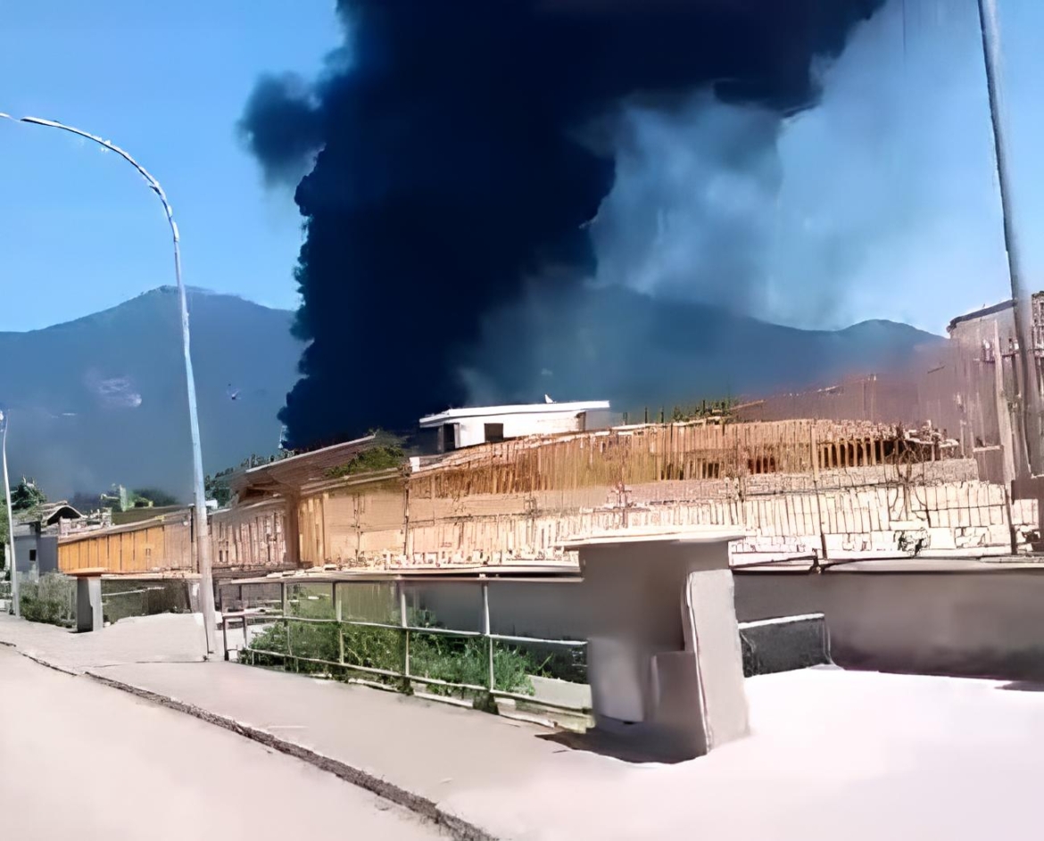 Fiamme in fabbrica “tenete porte e finestre chiuse”