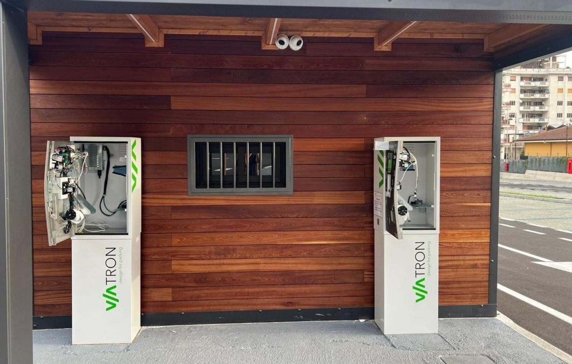 Furto al parcheggio della rotatoria, scardinate le casse automatiche