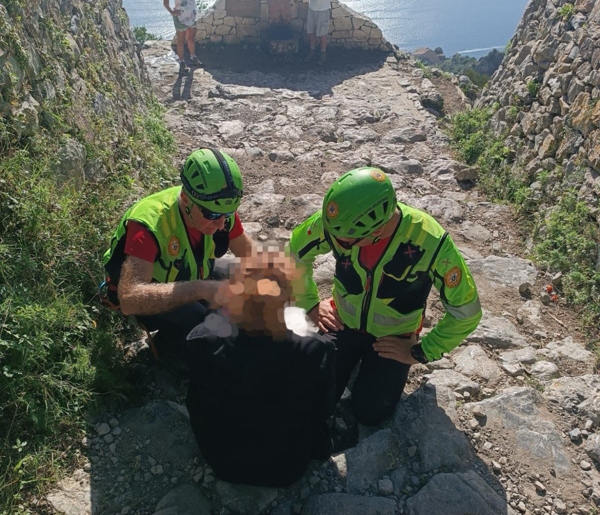 Cade sul sentiero degli dei, salvata con un elicottero