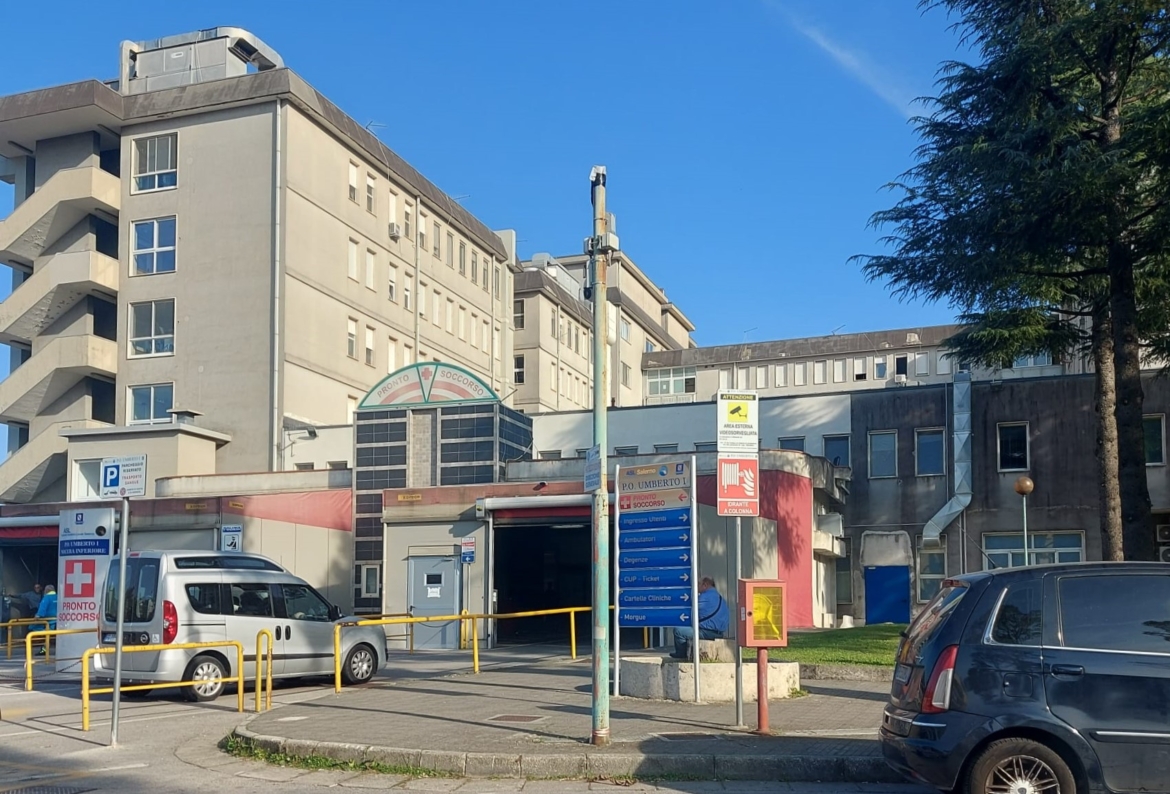 Cava de’ Tirreni, 20enne precipita dal secondo piano: è grave