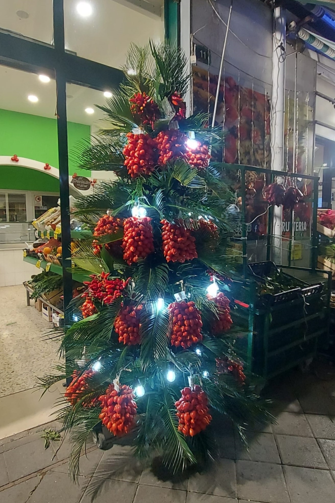 L’albero di Natale con pomodori e peperoncini