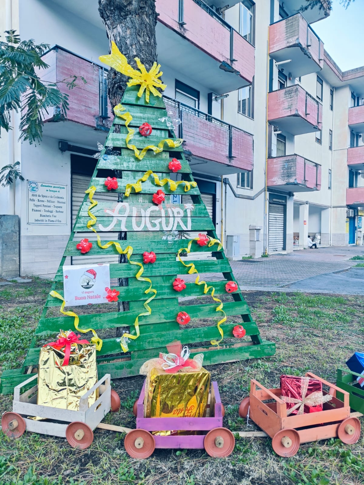 Un albero di Natale tutto in legno