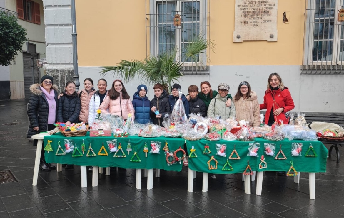 Il mercatino dei ragazzi, la solidarietà in piazza Diaz