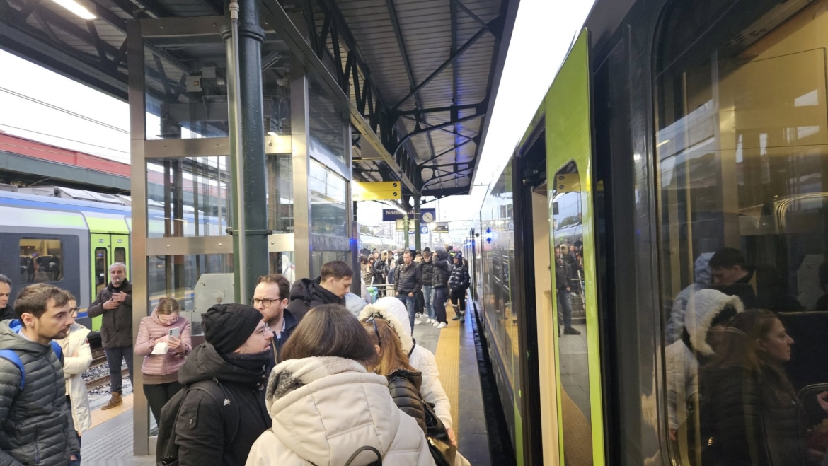 Treno soppresso, ira pendolari alla stazione di Nocera