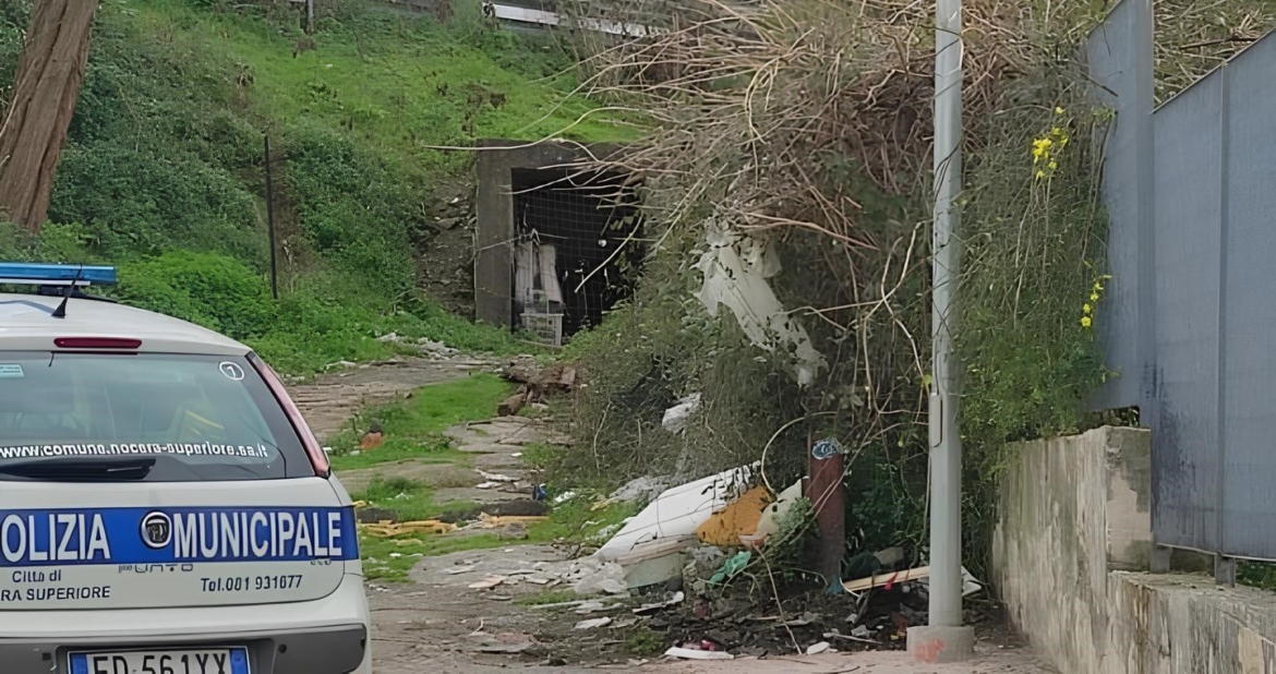 Da Cava a Nocera per abbandonare rifiuti, beccato dalla polizia