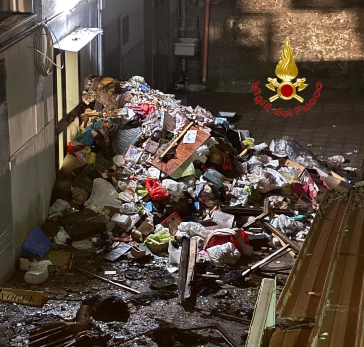 Cava, quintali di materiale nella casa in fiamme