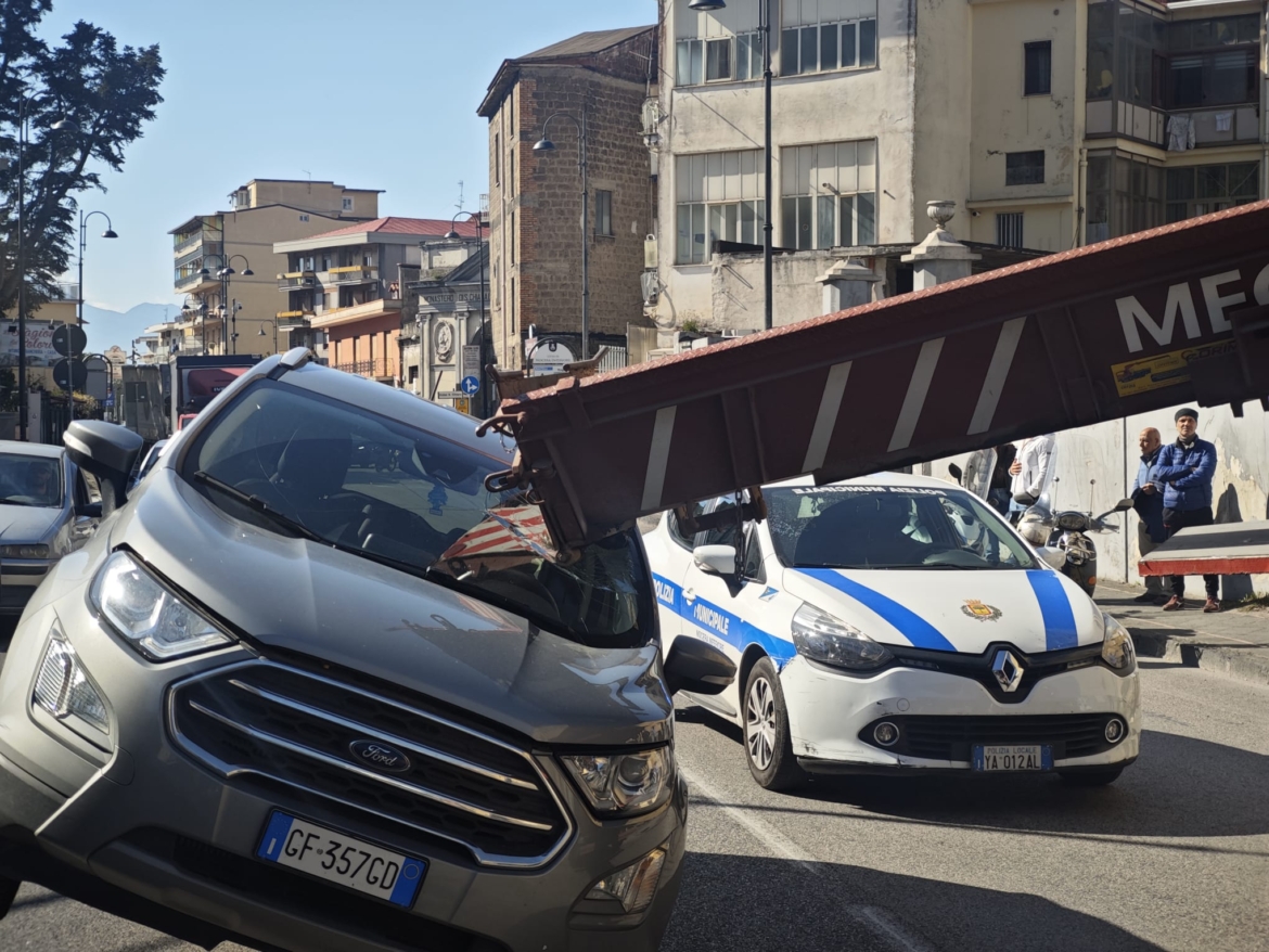 Nocera, auto finisce sotto un camion. Salvo il conducente