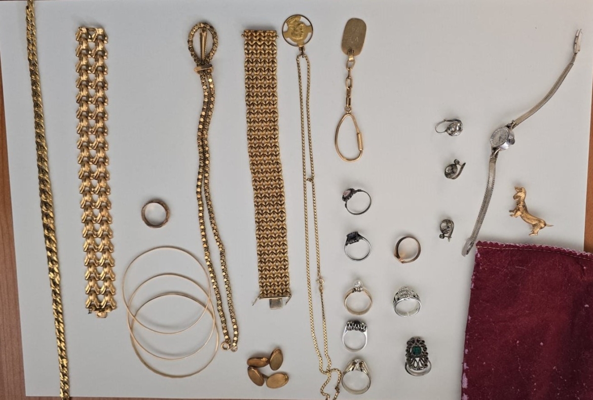 Si spacciano carabinieri e rubano in casa di una 98enne