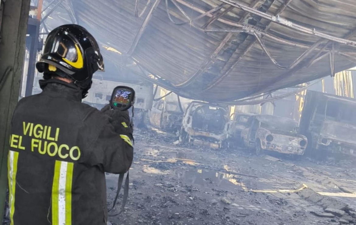 Fiamme a Fosso Imperatore, distrutta un’autocarrozzeria