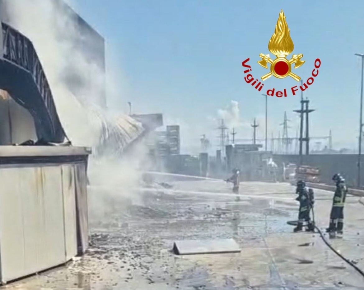 Incendio a Battipaglia, distrutto caseificio