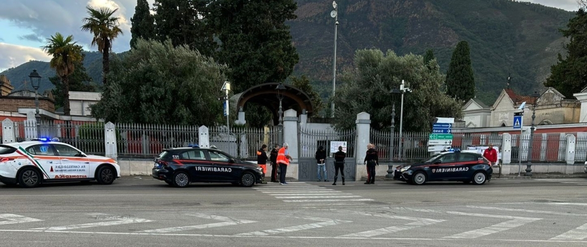 Castel San Giorgio, giovane armato di katana blocca l’ingresso al cimitero