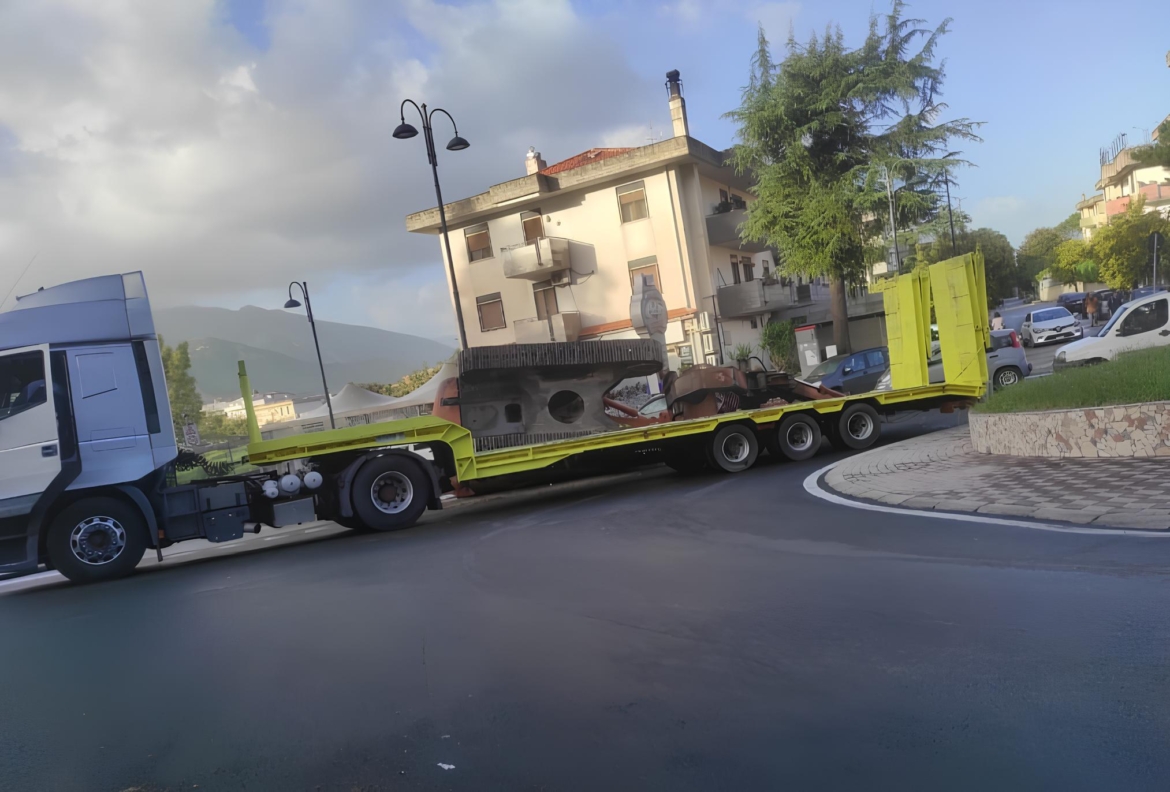Strada bloccata a Nocera, escavatore si ribalta