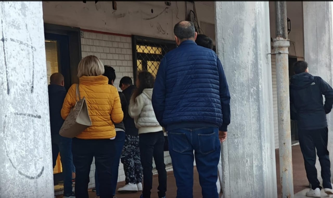 Disagi a Roccapiemonte, utenti in fila al freddo per un certificato