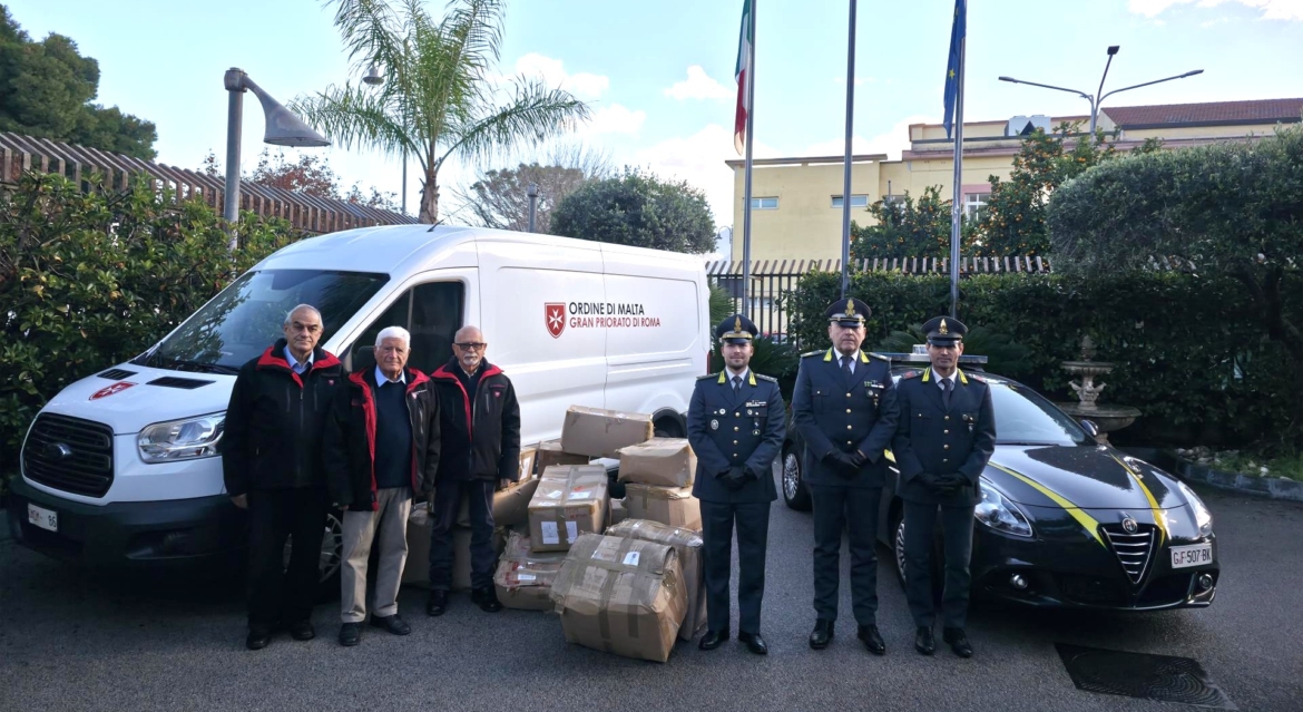 Nocera Inferiore, la Guardia di Finanza regala vestiti ai bisognosi