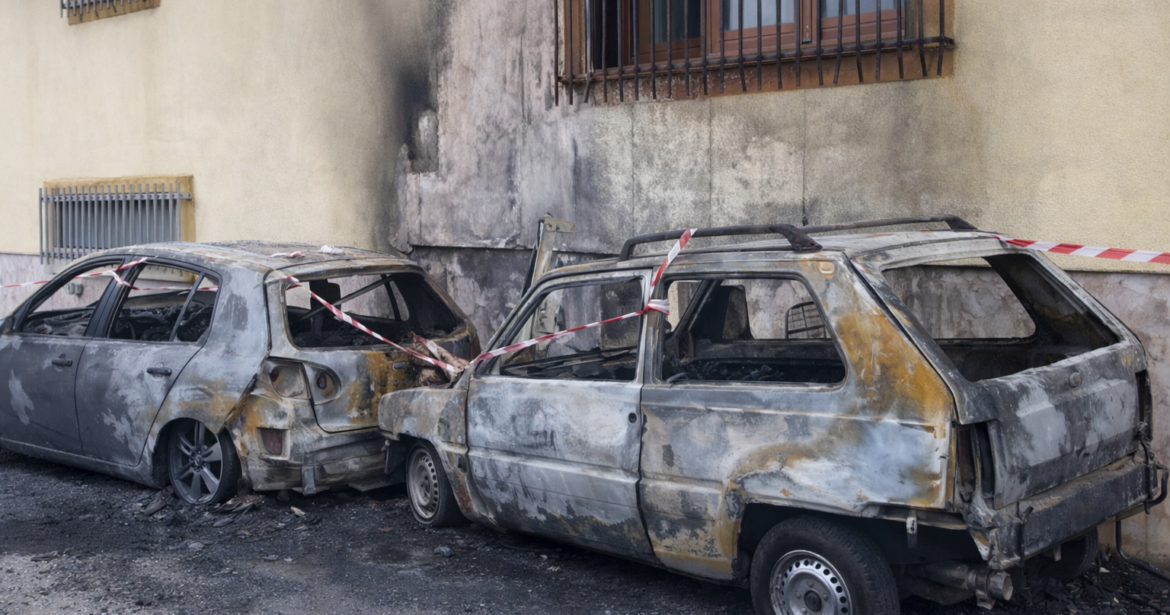 Auto in fiamme nella notte a Pagani, due vetture distrutte