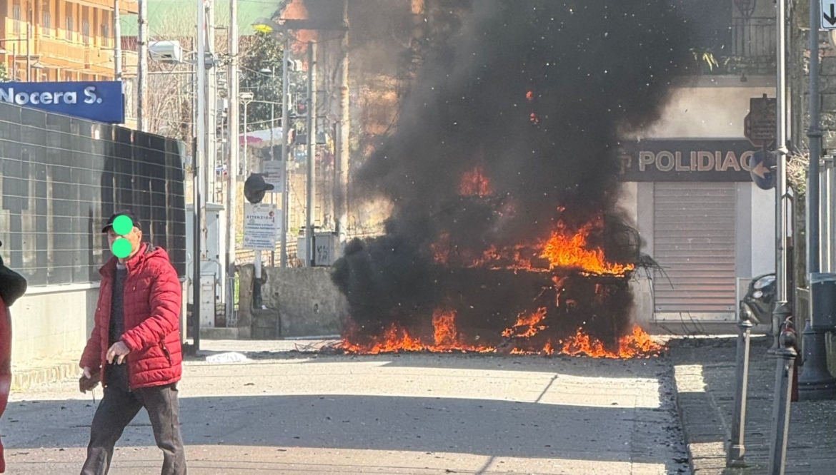 Fiamme alla sfilata di Carnevale, carro distrutto a Nocera Superiore
