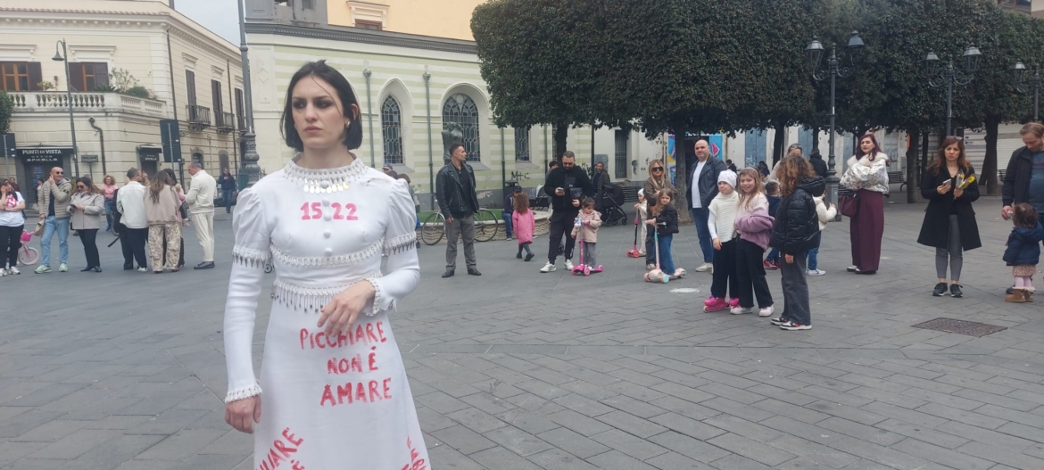 Sola in mezzo alla folla, il silenzio della violenza sulle donne