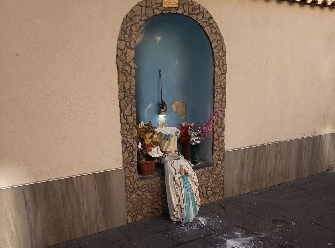 Vandali distruggono la Madonna di Lourdes in via Nicotera