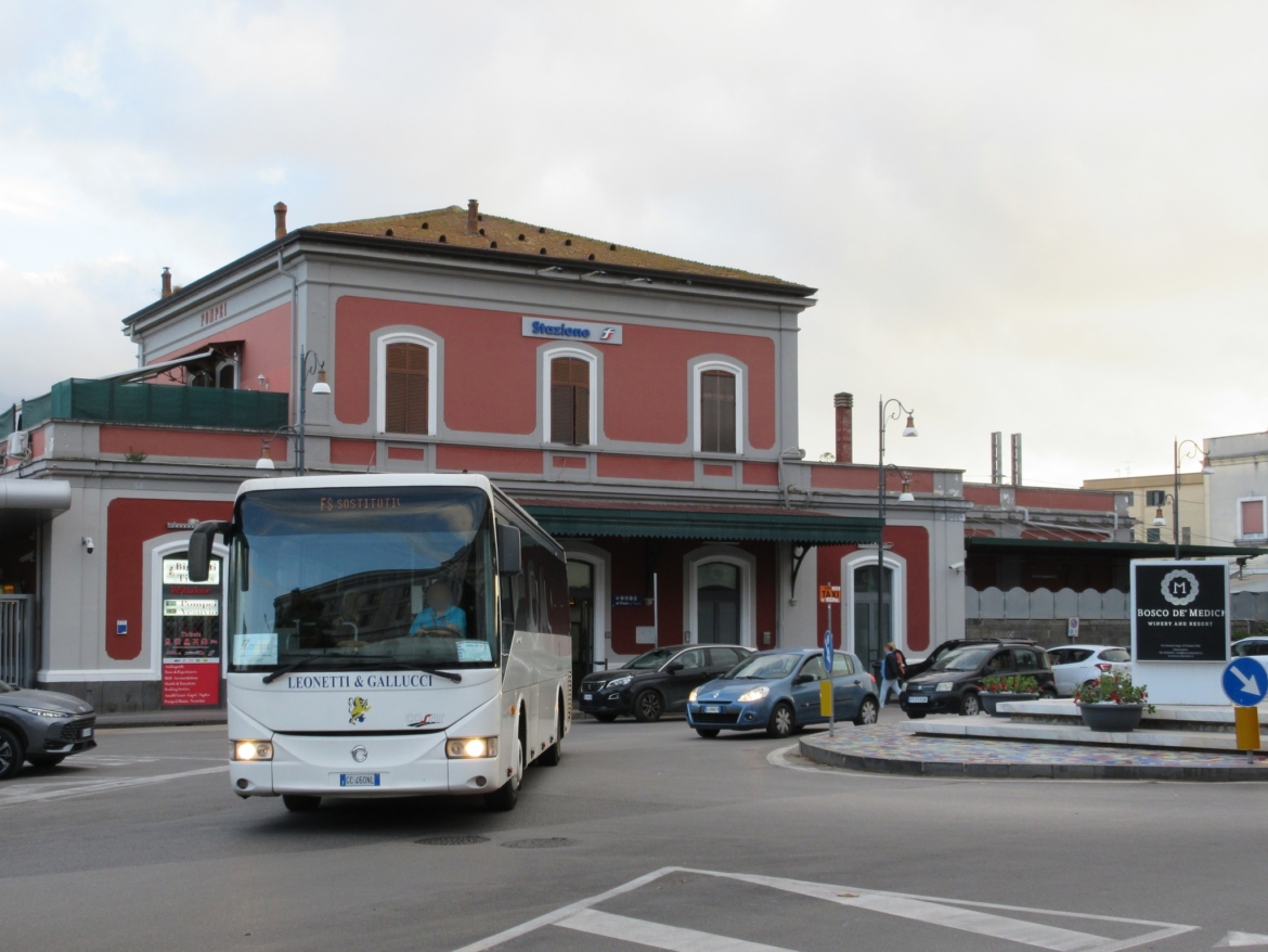 Caos pendolari dopo lo stop alla linea storica Napoli-Salerno