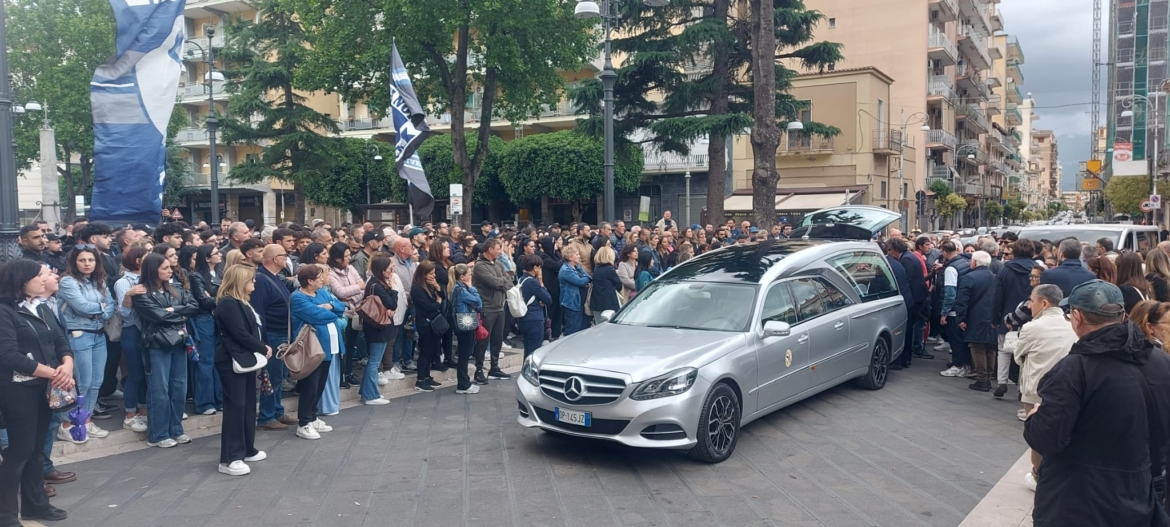 Pagani in lacrime per l’ultimo saluto a Francesco Sessa