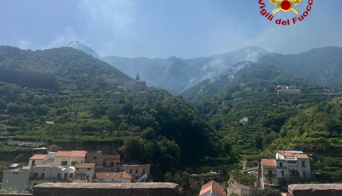 Costiera Amalfitana nella morsa del fuoco