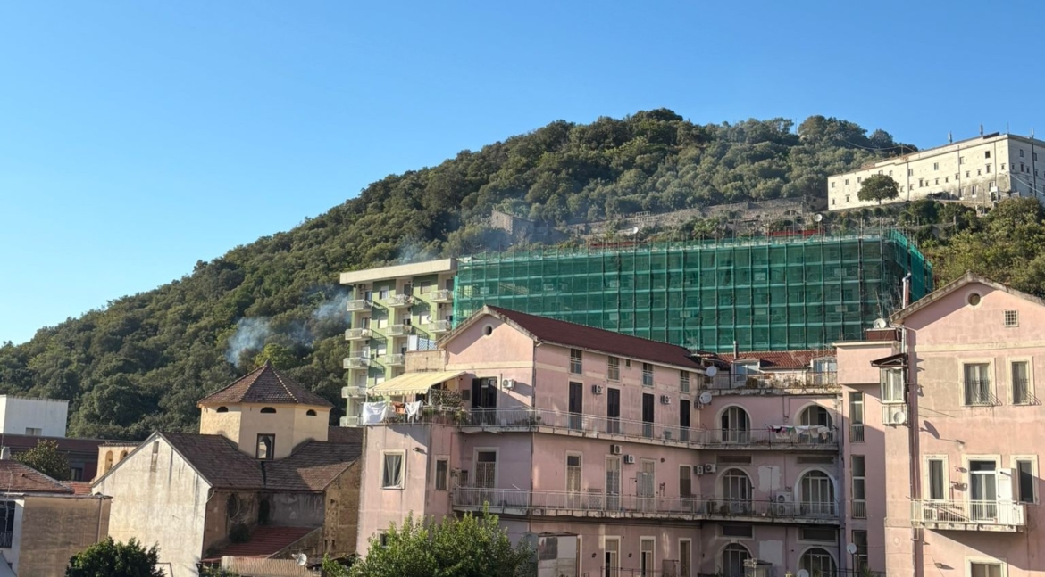 Nocera Inferiore, incendio sulla collina di Sant’Andrea